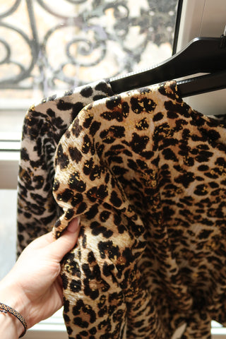Blus guldfärgad leopard