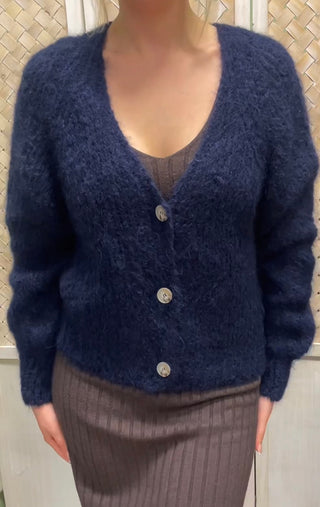 Mohairneuletakki napeilla