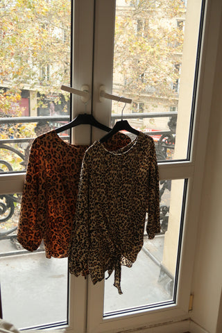 Blus guldfärgad leopard