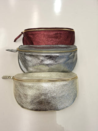 Glänsande bältesväska