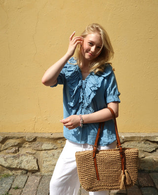 Blus med volang, kort ärm